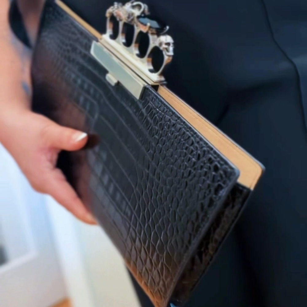 Alexander McQueen Calfskin Crocodile Embossed Knuckle Flat Clutch Black silver - Picture 4 of 4